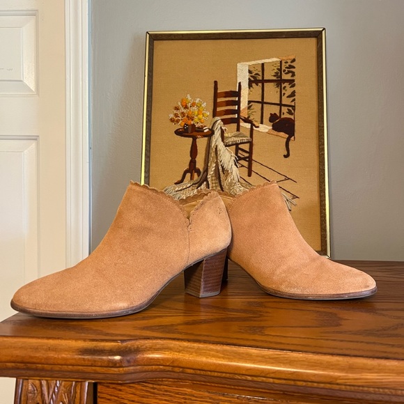 Jack rogers Marianne suede brown bootie boot 9M scalloped heel - Picture 5 of 13